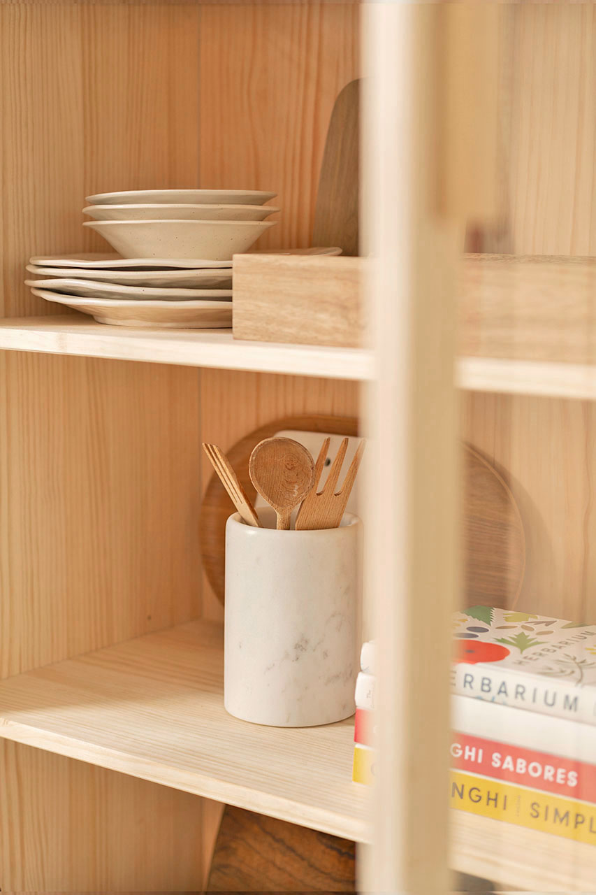 Imagen de ambiente 2 para:Vitrina de madera peque&ntilde;a